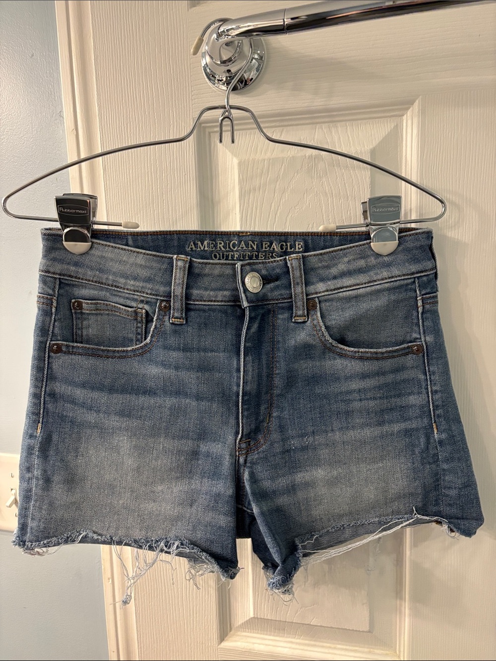 American Eagle Women’s Super Stretch Hi-Rise Distressed Denim Shortie in size 6